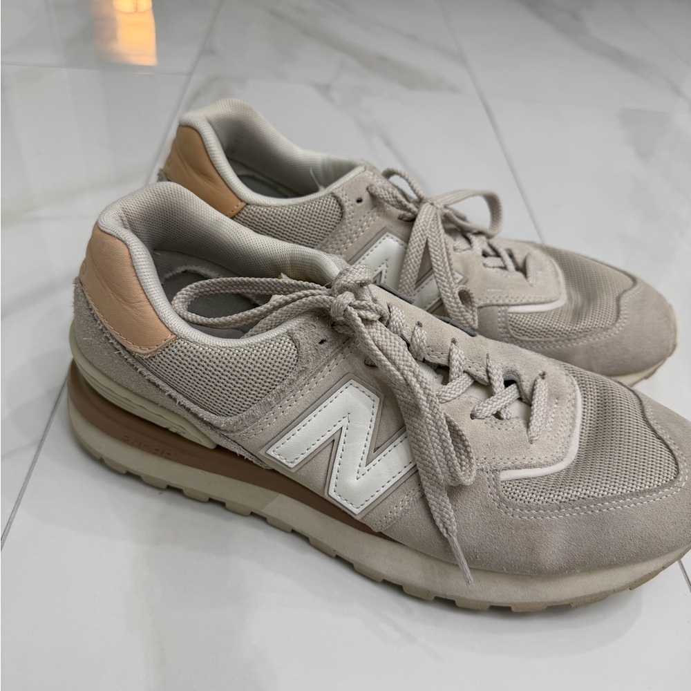 New Balance Women's Taupe and Cream Sneakers
- washed and cleaned!